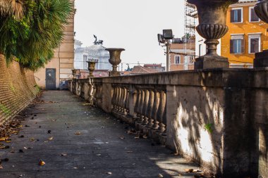 Roma, 10.11.2019, güneşli havada Villa Aldobrandini Parkı 'nın balkonunda.