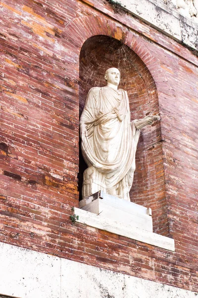 Roma Una Estatua Situada Nicho Una Pared Ladrillo Vía Della —  Fotos de Stock