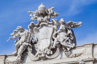 Roma, ünlü Trevi çeşmesi, heykeller, çeşmenin parçaları.