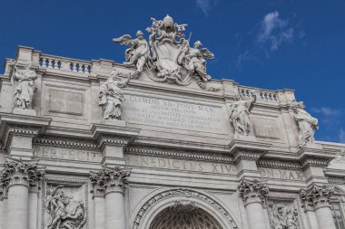 Roma, Palazzo Poli 'nin cephesi, Trevi çeşmesinin bitişiğindeki neoklasik elementlerle son dönem Roma Barok' unun mimari ve heykel kompozisyonu.,