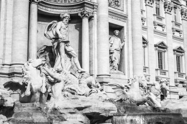 Roma, 10.11.2019, Trevi Meydanı, Trevi Çeşmesi, Güneşli Gün, heykel parçaları - Okyanus figürü (veya Neptün), su elementinin hükümdarı