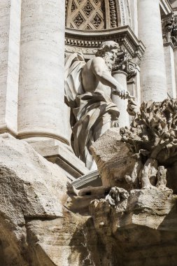 Roma, 10.11.2019, Trevi Meydanı, Trevi Çeşmesi, Güneşli Gün, heykel parçaları - Okyanus figürü (veya Neptün), su elementinin hükümdarı