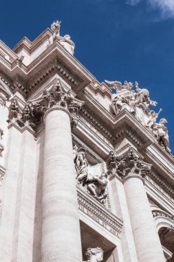 Roma, Palazzo Poli 'nin cephesi, Trevi çeşmesinin bitişiğindeki neoklasik elementlerle son dönem Roma Barok' unun mimari ve heykel kompozisyonu.,