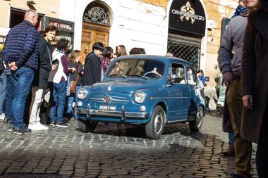 Roma, 10.11.2019, antik bir sokakta güneşli bir günde antika pahalı arabalar.