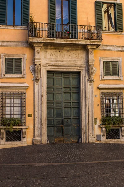 Roma 2019 Vista Portas Velhas Fechadas Janelas Fachada Edifício Velho — Fotografia de Stock