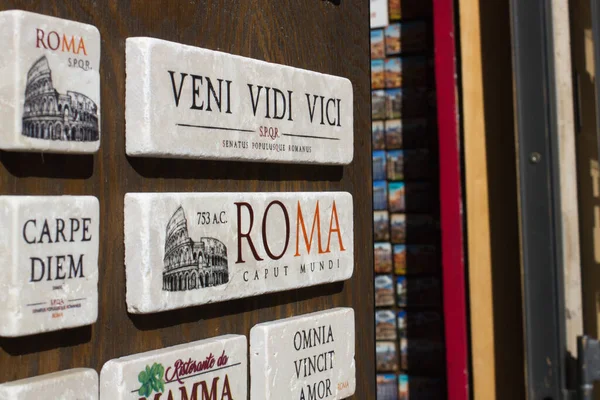 Řím Magnetické Suvenýry Pouličním Obchodě Nápisy Angličtině Řím Přišel Jsem — Stock fotografie