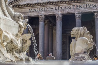 Roma, 10.11.2019, Güneşli havalarda tüm tanrıların tapınağının manzarası.