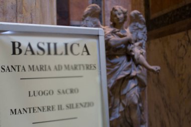 Roma, 10.11.2019, tüm tanrıların tapınağı, iç kısım, Aziz Mary Bazilikası ve Şehitler (Santa Maria ad Marwheels), bir melek heykeli.