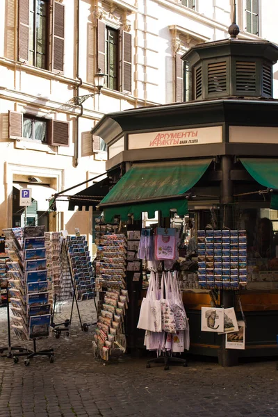 Roma, 10.11.2019, şehrin merkezinde bir gazete bayii Rusça yayınlanan 