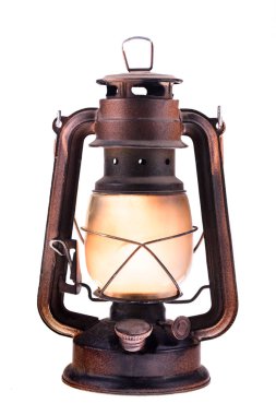 Yanma ile gaz fener ışık, beyaz bir arka plan üzerinde izole. Antika bir vintage lamba. Hipster aksesuar. Kamp ışık. İç dekorasyon. Yağ lambası. Gazyağı fener. Rusty, Patine ile kaplı. Metal kasa, füme buzlu cam. 