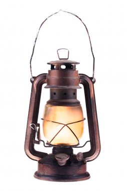 Yanma ile gaz fener ışık, beyaz bir arka plan üzerinde izole. Antika bir vintage lamba. Hipster aksesuar. Kamp ışık. İç dekorasyon. Yağ lambası. Gazyağı fener. Rusty, Patine ile kaplı. Case, füme buzlu cam metal. Oradaki kolu tel
