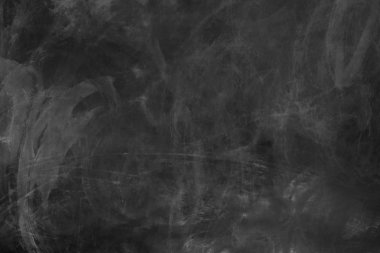 Tahtaya tebeşir izlerini. Yanlış Beyaz tebeşir izlerini ile kayrak. Arka plan