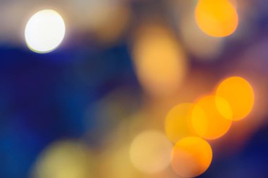 Soyut bokeh arka plan. Mavi bir arka plan üzerinde ufuk renkli daireler. Metin, boşaltmak için bir yer. Odak bulanıklık dışında. 