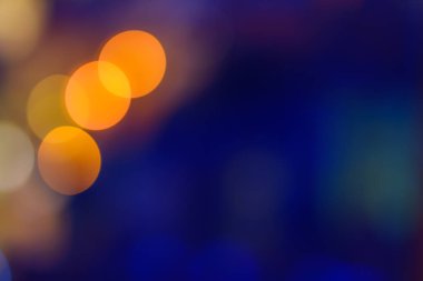 Soyut bokeh arka plan. Mavi bir arka plan üzerinde ufuk renkli daireler. Metin, boşaltmak için bir yer. Odak bulanıklık dışında. 