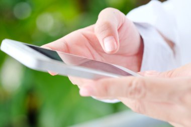bir akıllı telefon kullanma