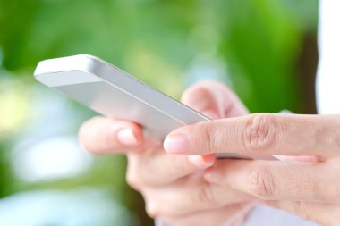 bir akıllı telefon kullanma