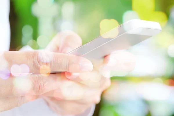 Met behulp van slimme telefoon — Stockfoto