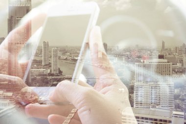 akıllı telefon ve cityscape kullanma