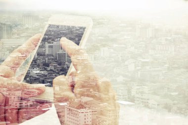 akıllı telefon ve cityscape kullanma