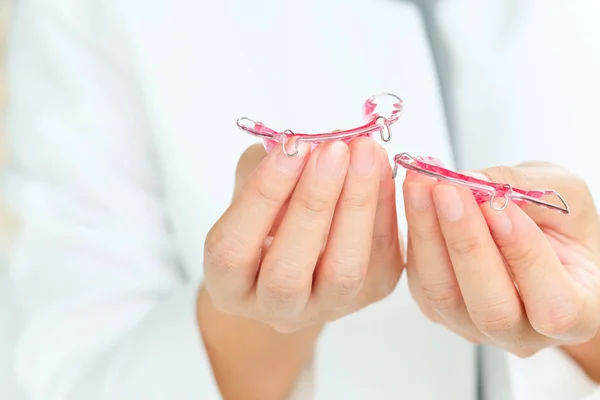 Tandläkare som innehar hållare — Stockfoto