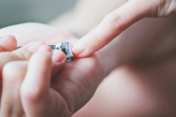 Femme coupant des ongles — Photo