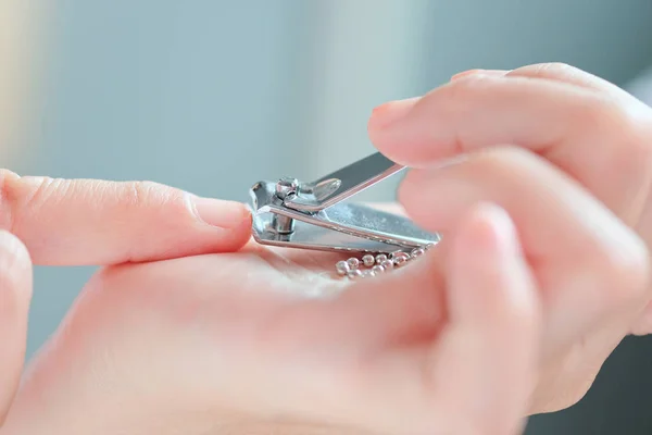 Mujer cortando uñas —  Fotos de Stock