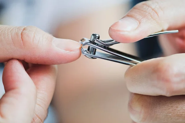 Mujer cortando uñas — Foto de Stock