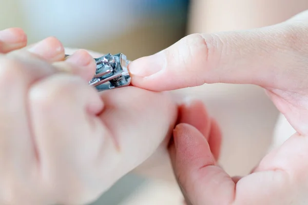 Mujer cortando uñas —  Fotos de Stock