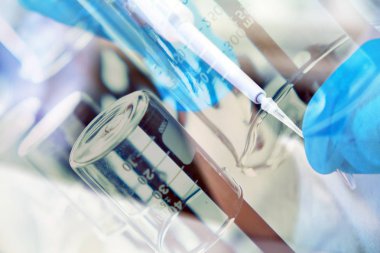 Laboratuvarda çalışan bilim adamı.