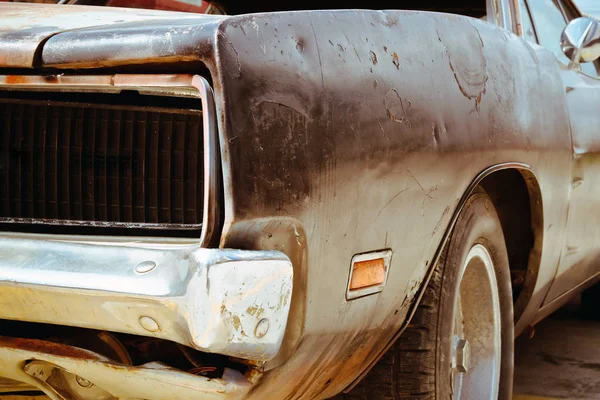 Carro destroçado enferrujado — Fotografia de Stock