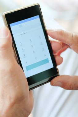 yaşlı adamın telefonunu kontrol