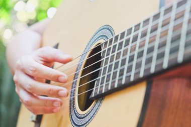 akustik gitar çalmak