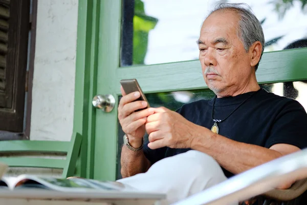 Hombre mayor relajándose en casa —  Fotos de Stock