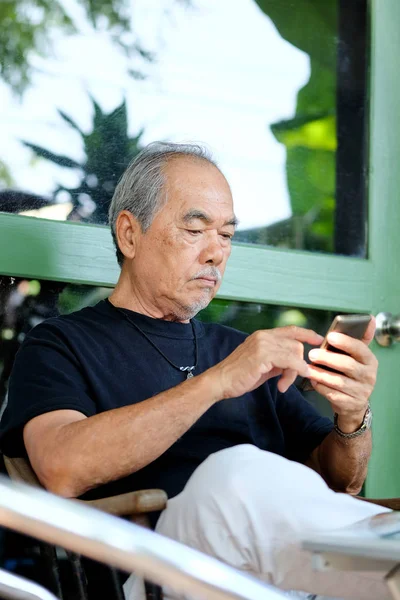 Hombre mayor relajándose en casa — Foto de Stock