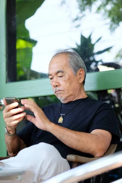 Starszy człowiek, relaks w domu — Zdjęcie stockowe