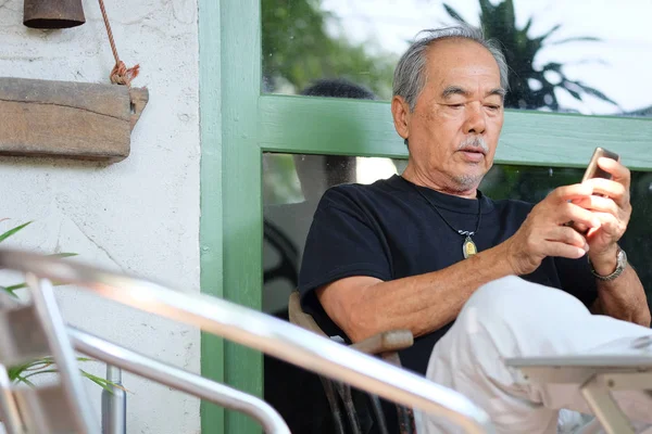 Homme âgé se détendre à la maison — Photo