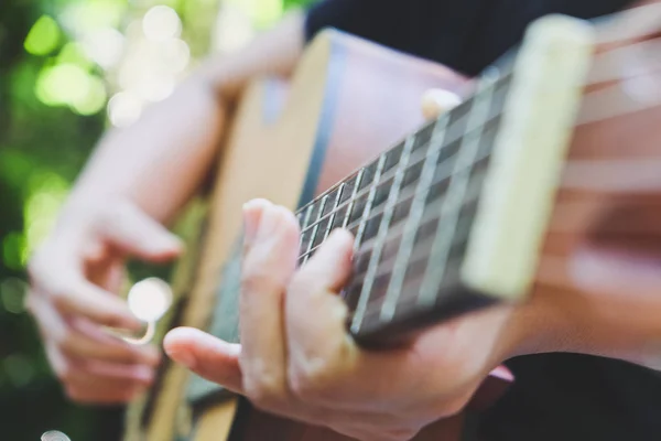 Akoestische gitaar spelen — Stockfoto