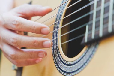 akustik gitar çalmak