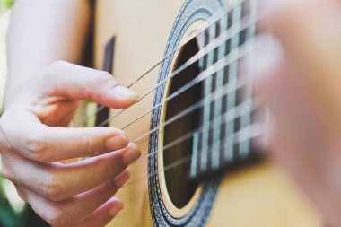 akustik gitar çalmak