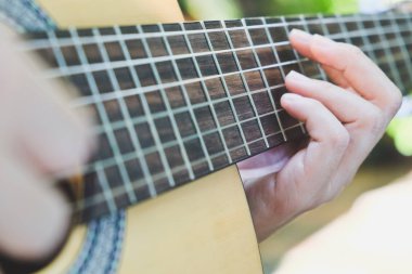akustik gitar çalmak
