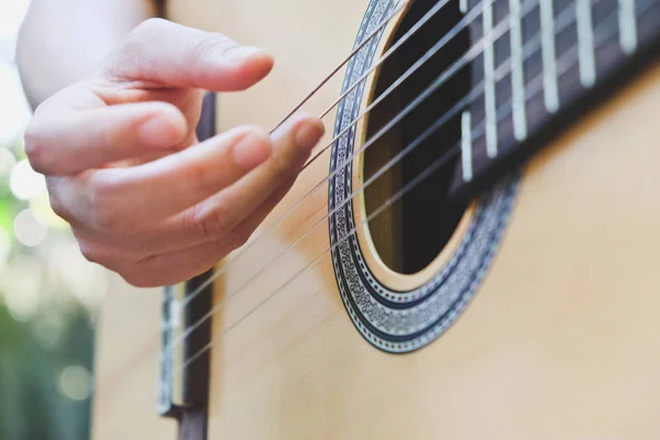 Akoestische gitaar spelen — Stockfoto