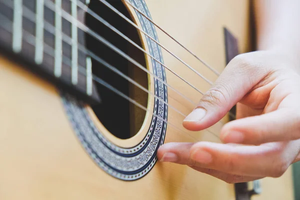 Jouer de la guitare acoustique — Photo