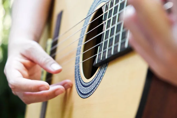 Akoestische gitaar spelen — Stockfoto