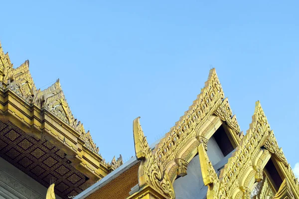 Знаменитый храм Ват Тримит (Золотой Будда) — стоковое фото