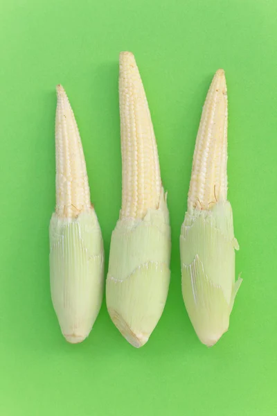 Mazorca de maíz bebé — Foto de Stock