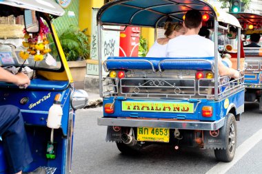 Yaowarat yolda motorlu bisiklet