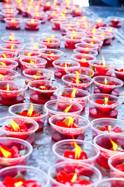 Красная свеча в китайском храме — стоковое фото