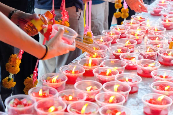 Свеча в китайском храме — стоковое фото