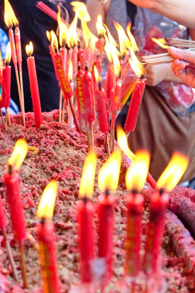 Духовная свеча в храме для медитации — стоковое фото