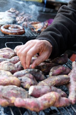 Pişmiş tatlı patates ve Kuzey Tayland sosis
